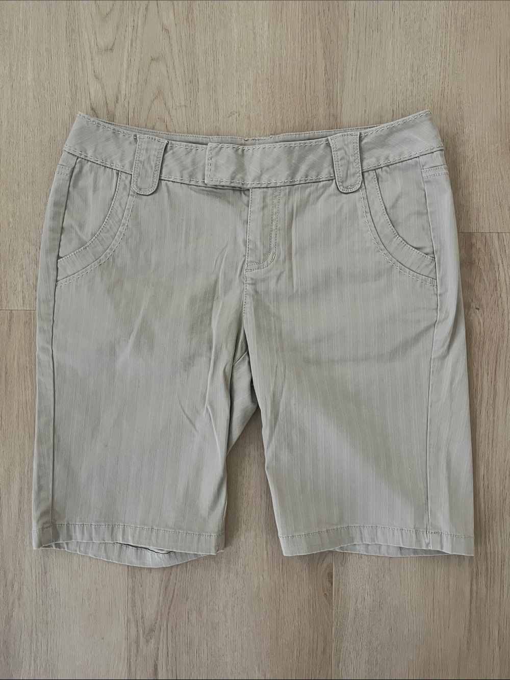 DKNY Jeans Petites Tan Khaki Textured Bermuda Shorts in Size 6 Women's Petite